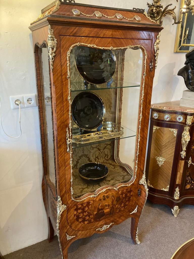 Antieke marqueterie vitrine met brons en sèvres plaquettes, Ophalen