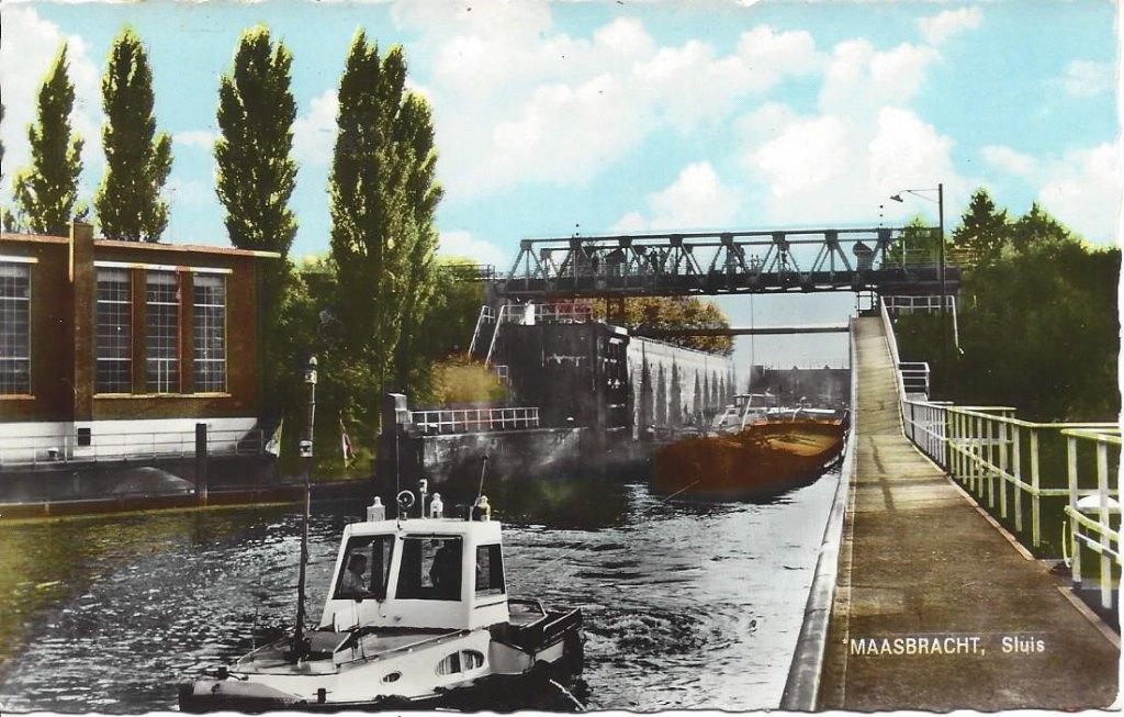 Maasbracht (L.) Sluis, Binnenvaartschip, Bromo-Color, 1961, Ophalen of Verzenden, 1960 tot 1980, Ongelopen, Limburg