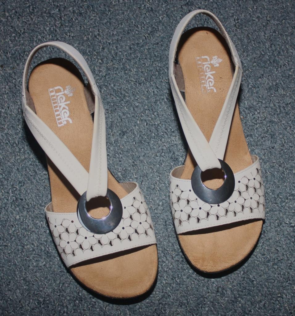 Nieuwe witte sandalen Rieker mt 40, Wit, Nieuw, Rieker, Sandalen of Muiltjes