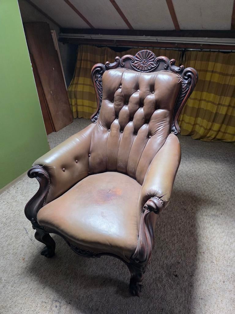 Oude leren fauteuil, Ophalen