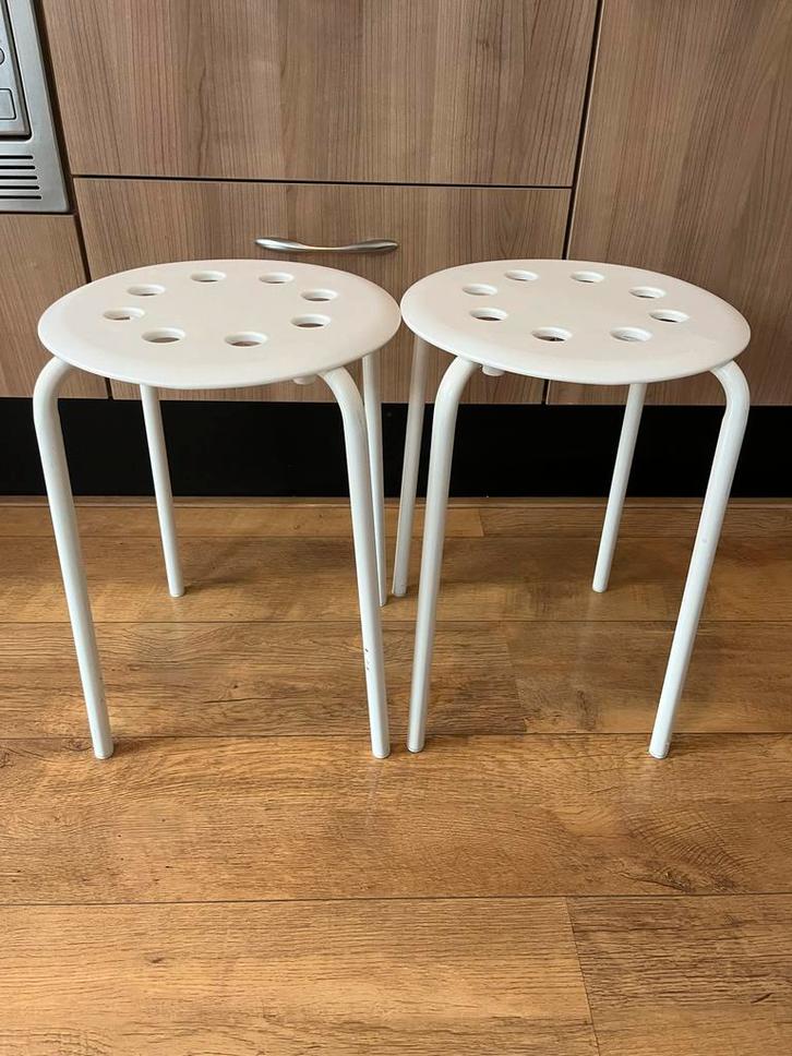 Set van 2 witte krukken - IKEA Marius, Huis en Inrichting, Krukjes, Gebruikt, Staal, Ophalen of Verzenden