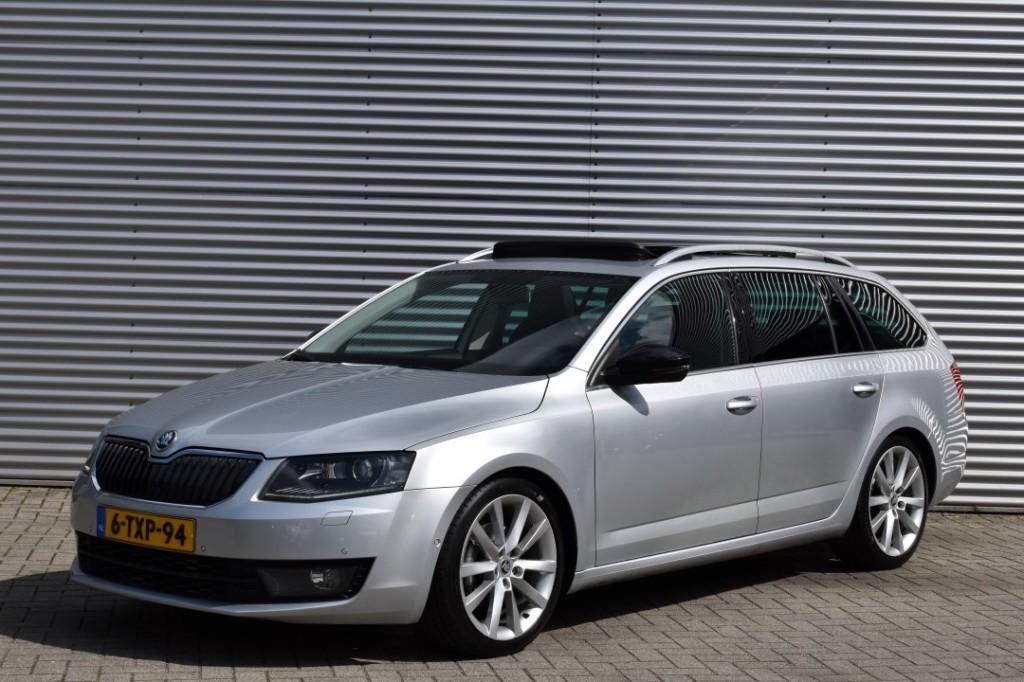 Skoda OCTAVIA COMBI 1.4 TSI AUT7 ELEGANCE BNS LINE / P.DAK /, Euro 5, Gebruikt, 4 cilinders, USB