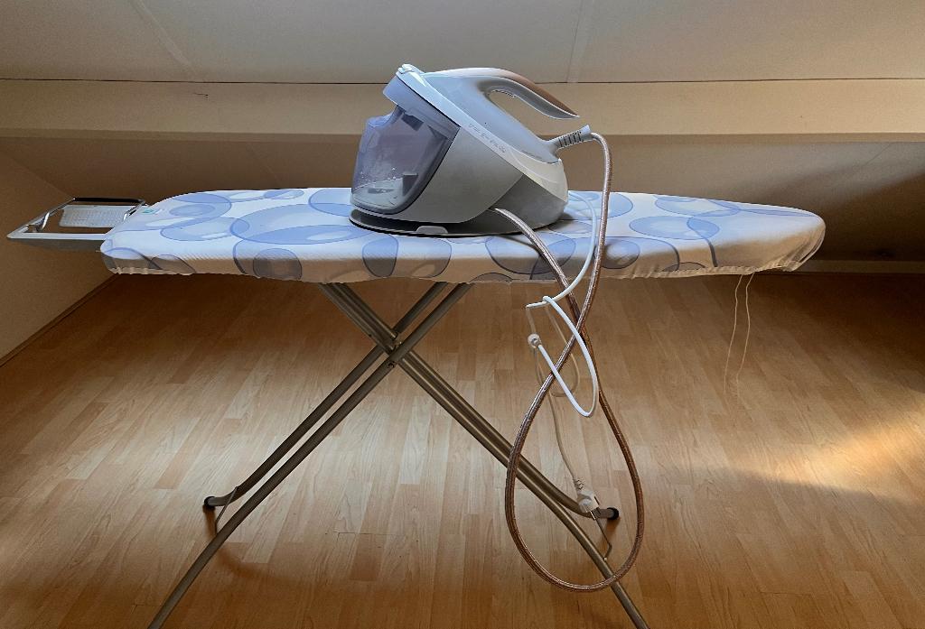 Strijkijzer met stoomgenerator, Witgoed en Apparatuur, Strijkijzers en Strijkplanken, Ophalen, Zo goed als nieuw, Strijkijzer met snoer