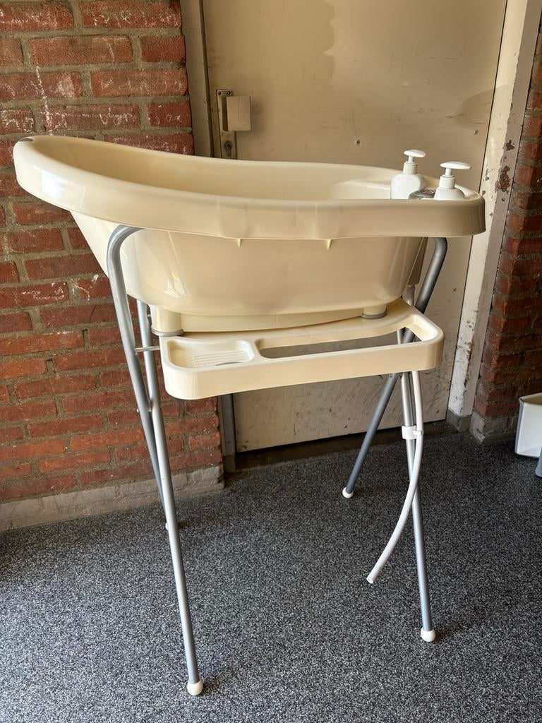 Bébé-jou babybadje met standaard en zeepdispenser, Ophalen, Gebruikt, Badje, Bébé-jou