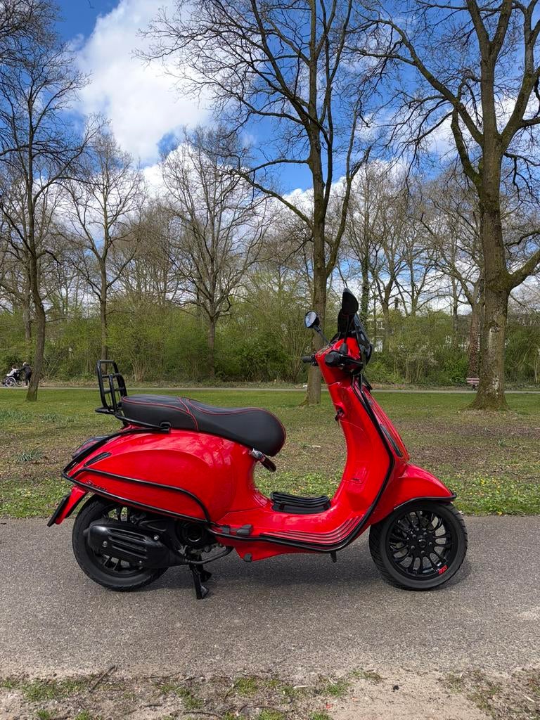 Vespa sprint 2018 4920km rood piaggo 40kmp full option, Fietsen en Brommers, Scooters | Vespa, Maximaal 45 km/u, Nieuw, Vespa S