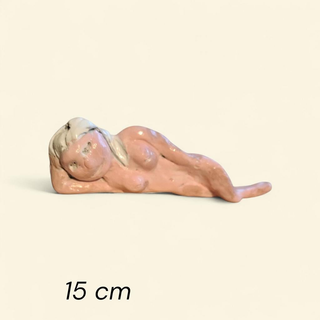 Handgemaakt beeld naakte vrouw in liggende pose, Antiek en Kunst, Kunst | Beelden en Houtsnijwerken, Minder dan 20 cm, Ophalen of Verzenden