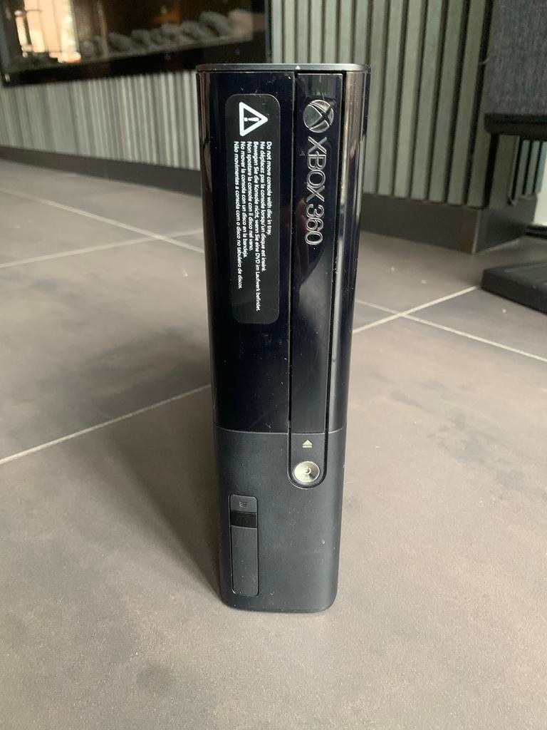 Xbox 360E, werkt niet, verfschade, Spelcomputers en Games, Spelcomputers | Xbox 360, Ophalen of Verzenden, Niet werkend, Zonder controller