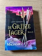 De Grijze Jager Boek 6 Het Beleg van Macindaw, Ophalen of Verzenden, Gelezen