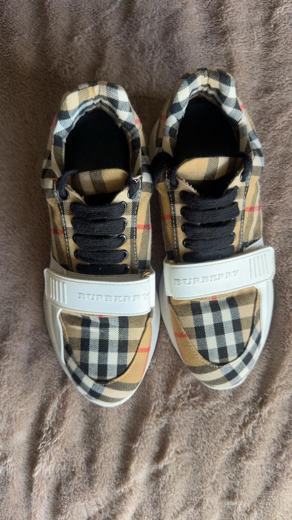 Burberry sneakers maat 35, Ophalen of Verzenden, Zo goed als nieuw, Beige, Sneakers of Gympen