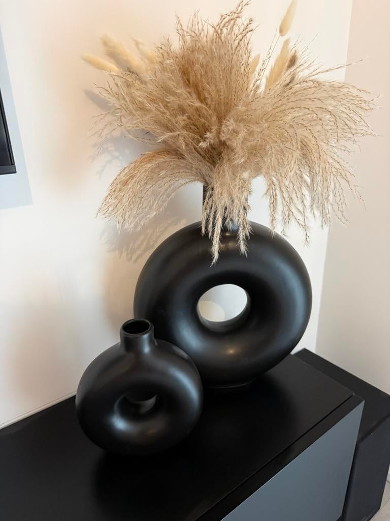 Gamma donut vazen Keramiek - inclusief boeket, Huis en Inrichting, Woonaccessoires | Vazen, Zwart, Aardewerk of Porselein, Ophalen of Verzenden