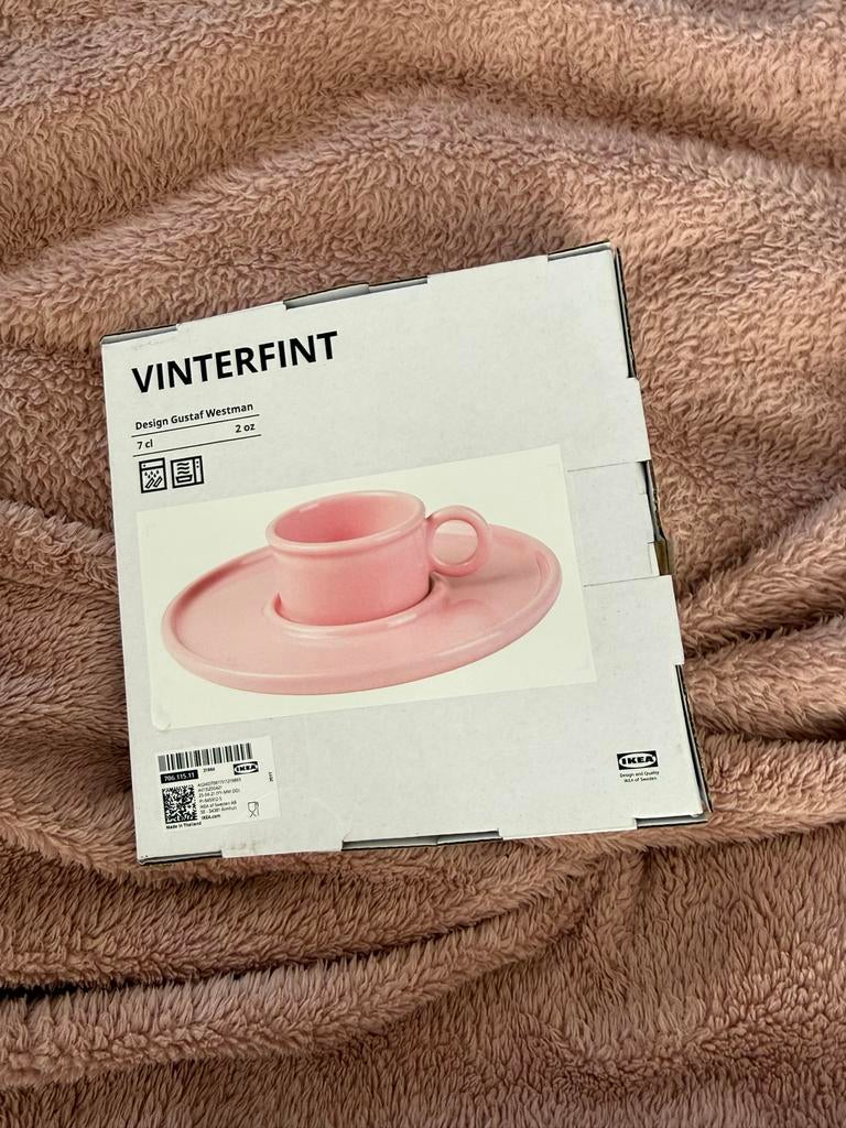 IKEA VINTERFINT Kopje met bordje - Gustaf Westman - Roze, Huis en Inrichting, Keuken | Servies, Keramiek, Nieuw, Ophalen of Verzenden