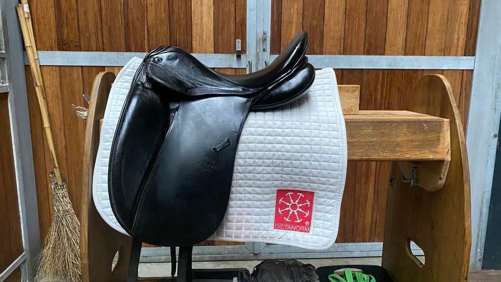 Stübben Genesis 17 inch, Dieren en Toebehoren, Ophalen of Verzenden, Zo goed als nieuw, Dressuur