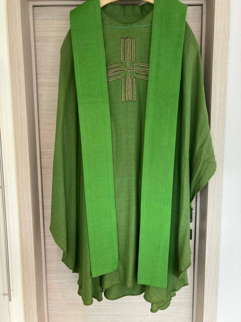 Groene kazuifel met stola groot formaat kruis met gouddraad, Ophalen of Verzenden