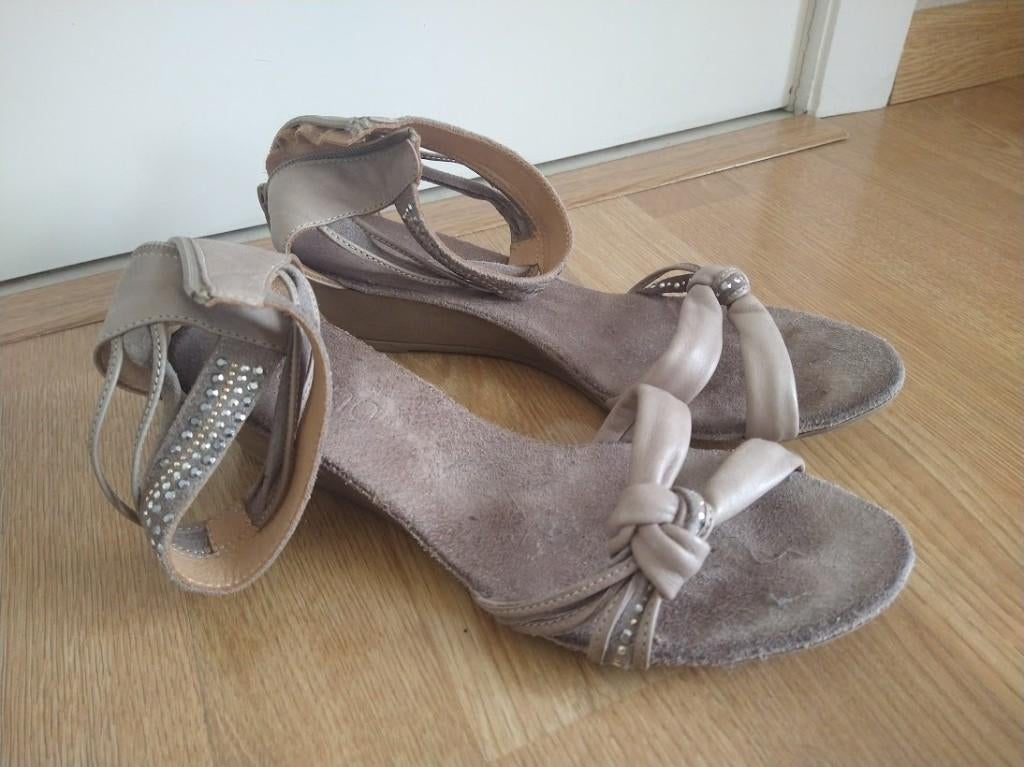 wedge sandalen van bueno, Kleding | Dames, Schoenen, Zo goed als nieuw, Sandalen of Muiltjes, Beige, Verzenden