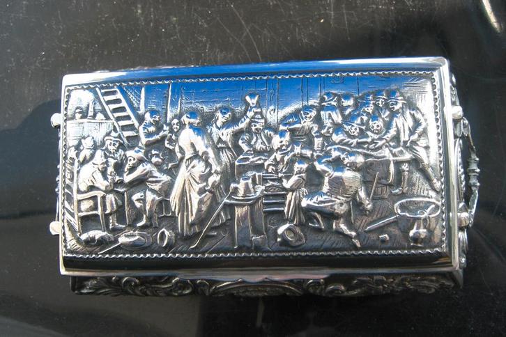 Zilveren lepeldoos met oud Hollandse taferelen, Antiek en Kunst, Antiek | Goud en Zilver, Zilver, Verzenden
