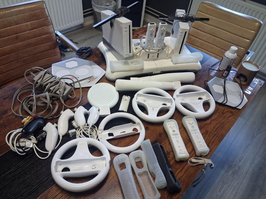 Complete Wii-set met veel accessoires en games, Ophalen of Verzenden, Gebruikt, Met 3 controllers of meer, Met stuurtje