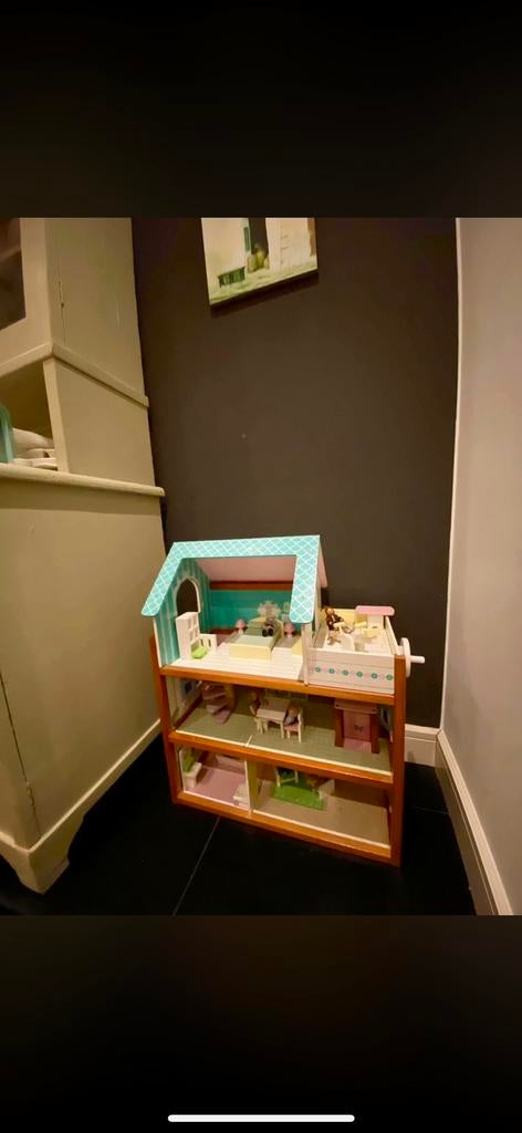 Houten poppenhuis met lift en incl meubeltjes en poppetjes, Ophalen, Zo goed als nieuw