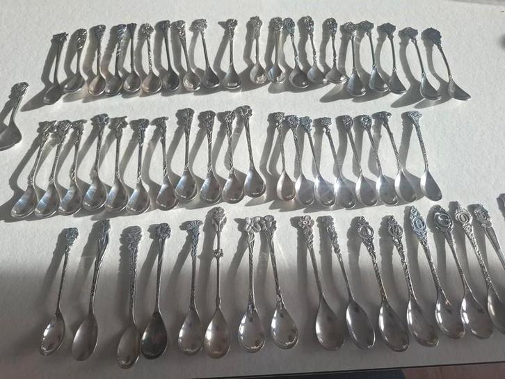 58 Bloemenlepeltjes en letterlepeltjes verzilverd, Antiek en Kunst, Antiek | Bestek, Ophalen of Verzenden