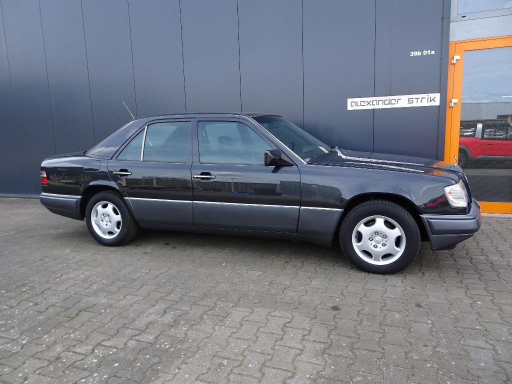 Mercedes E220 1994 Origineel Hollands mooie staat, Auto's, Mercedes-Benz, Zwart, 150 pk, Zwart, Bedrijf