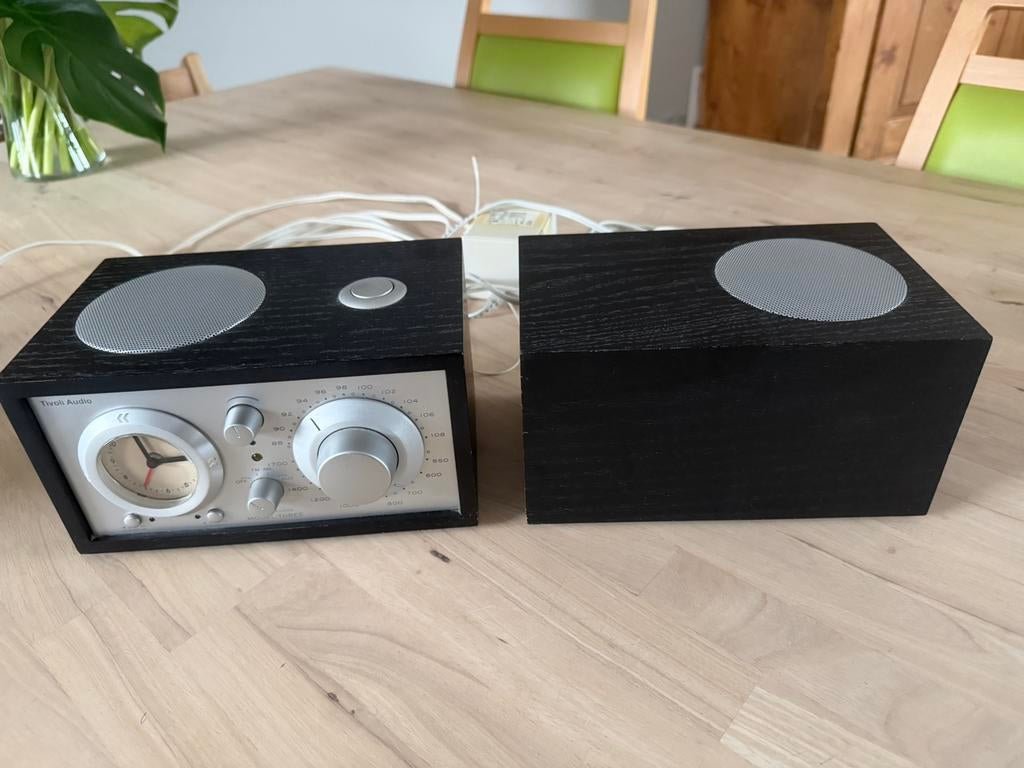 Tivoli Audio Model Three radio, Zo goed als nieuw, Minder dan 60 watt, Front, Rear of Stereo speakers, Ophalen