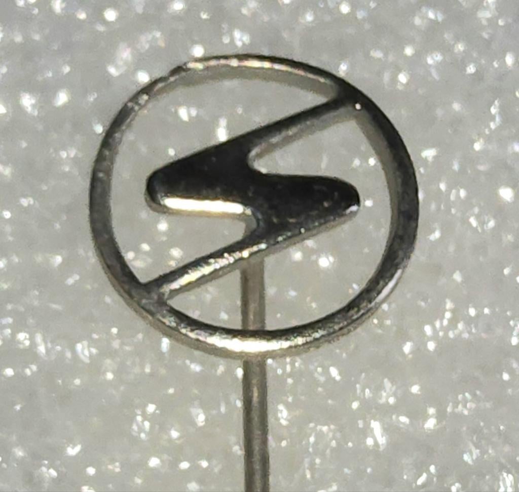 Vintage Trabant Speldje - Auto Merk, Verzamelen, Speldjes, Pins en Buttons, Ophalen of Verzenden, Gebruikt, Merk, Speldje of Pin