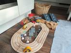 Houten treinbaan met wagons en borden in mooie houten mand, Ophalen of Verzenden, Gebruikt