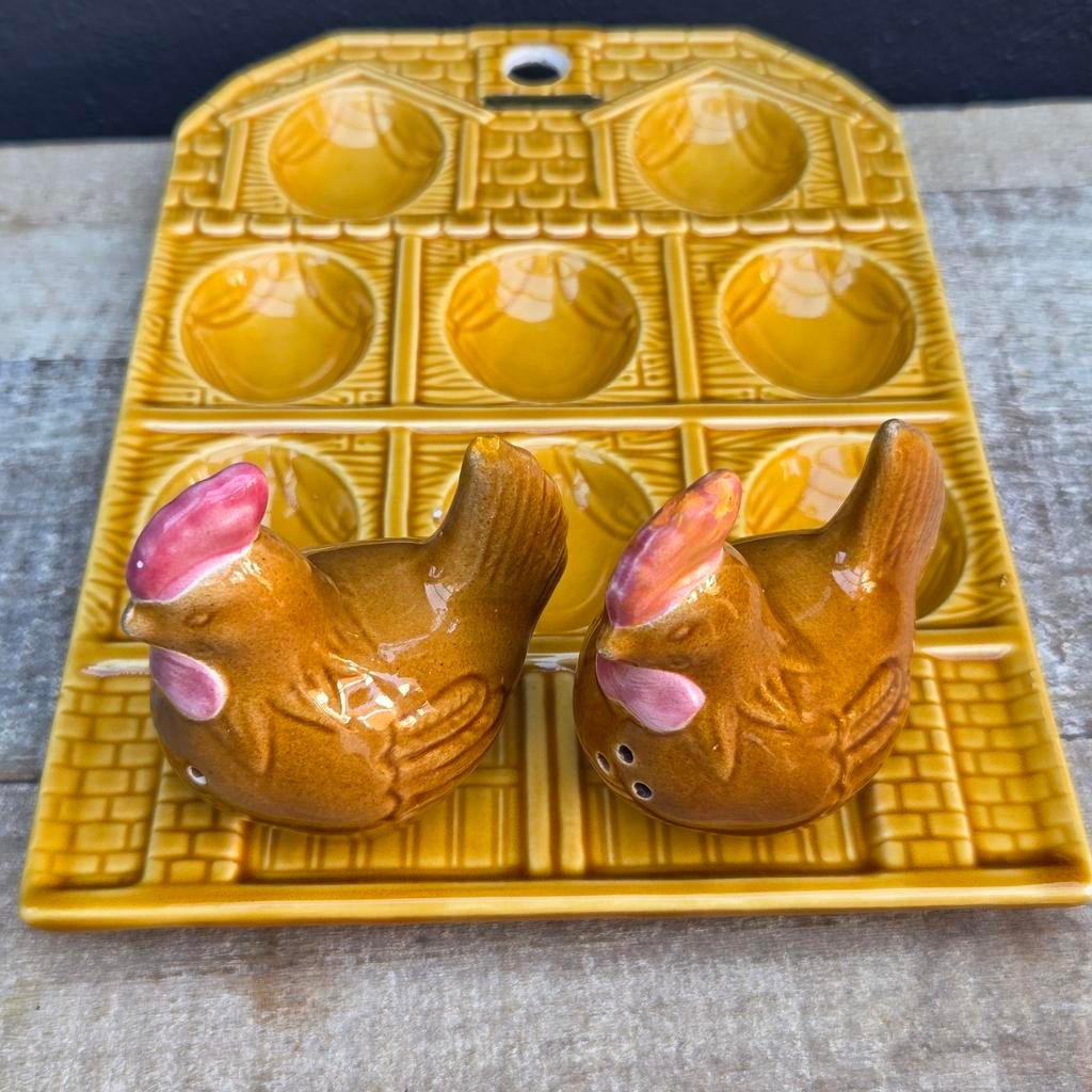 Brocante eierschaal met peper en zoutstel in kipvorm, Ophalen of Verzenden