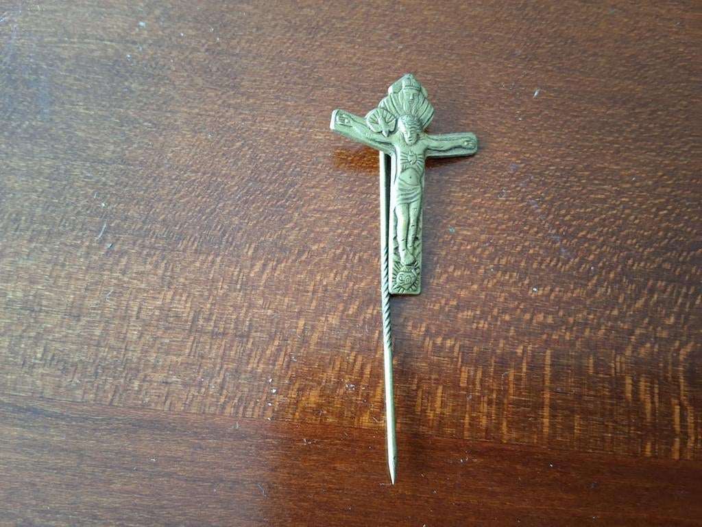 Antieke Speld Kruisje met Jezus en Maria - Religieus Sieraad, Antiek en Kunst, Ophalen of Verzenden