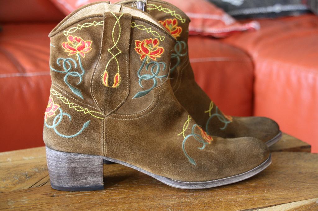 Laarsjes geborduurd van Fabrik maat 41, Kleding | Dames, Schoenen, Overige kleuren, Lage of Enkellaarzen, Ophalen of Verzenden