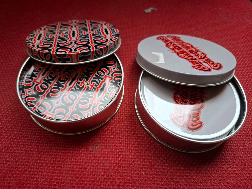 2 blikjes Coca-Cola onderzetters, Verzamelen, Ophalen of Verzenden, Gebruiksvoorwerp