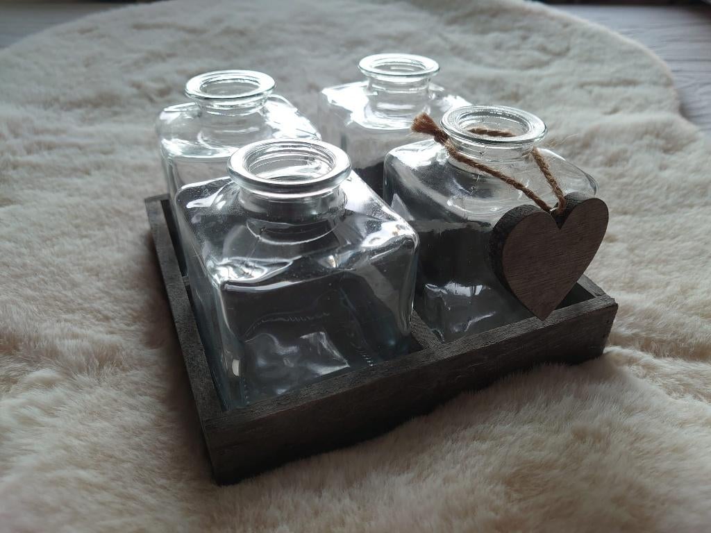 rekje met 4 (stek) flesjes vaasjes, Huis en Inrichting, Woonaccessoires | Vazen, Verzenden, Overige kleuren, Glas, Minder dan 50 cm