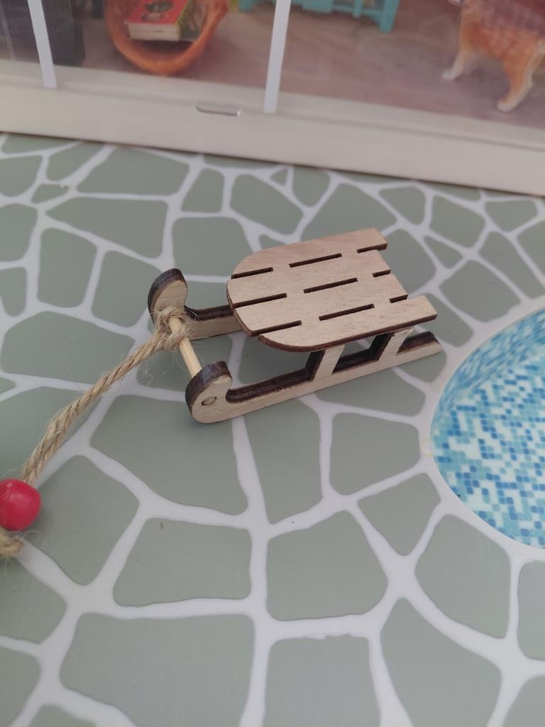 Miniatuur houten slede voor poppenhuis of muizenhuis, Kinderen en Baby's, Speelgoed | Poppenhuizen, Ophalen of Verzenden, Zo goed als nieuw