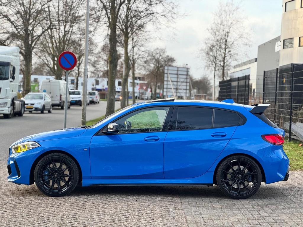 BMW 1-serie M135i xDrive High Executive|AUT|PANO|CARPLAY|, Auto's, BMW, 1998 cc, Gebruikt, 4 cilinders, Blauw