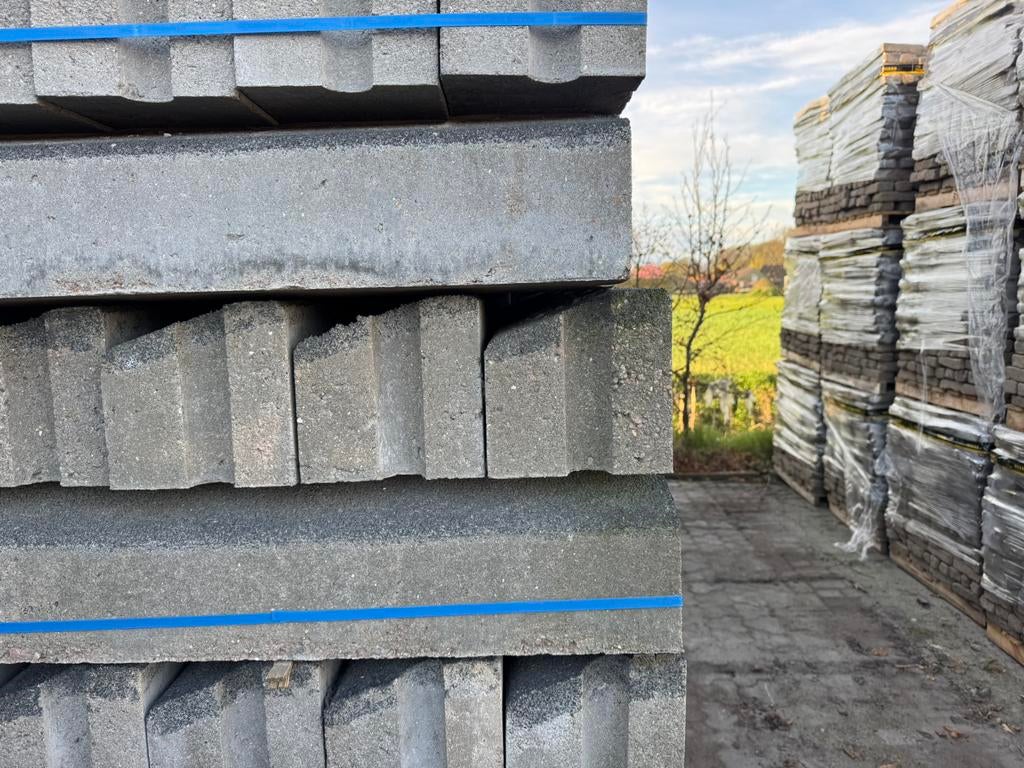 Partij 20x20x100cm overrijdbare opsluitband funderingsband, Ophalen of Verzenden, Nieuw, Beton, Klinkers