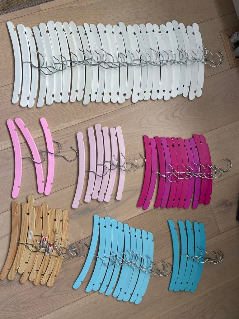 Houten kledinghangers kind/baby Hema meerdere kleuren, Ophalen of Verzenden, Gebruikt, Jongetje of Meisje
