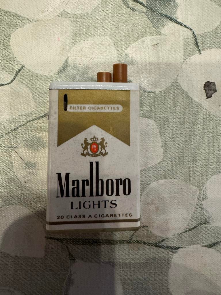 Marlboro Lights sigarettenpakje aansteker, Ophalen of Verzenden, Gebruikt, Aansteker