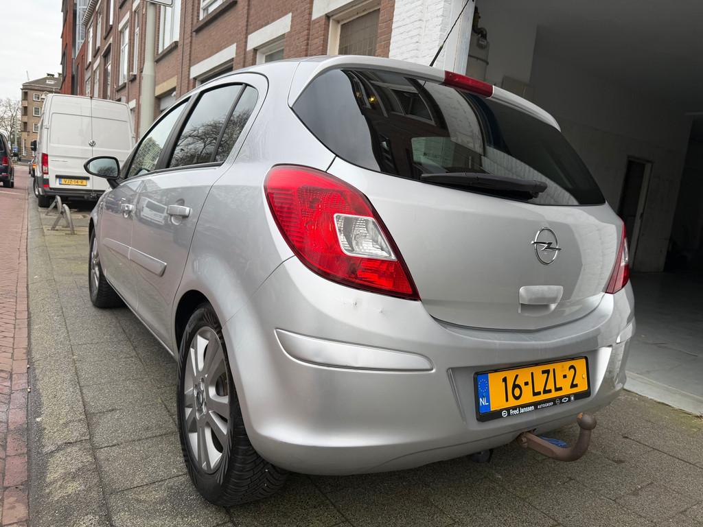 Opel Corsa 1.4-16V '111' Edition AUTOMAAT Airco Pano Cruise, Auto's, Opel, Euro 5, 1398 cc, 4 cilinders, 49 €/maand