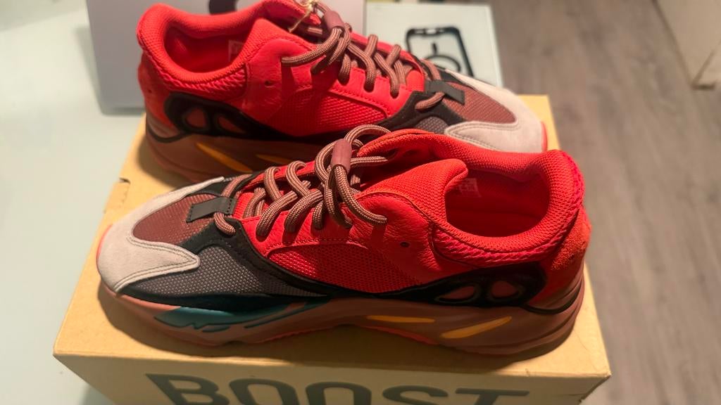 Adidas Yeezy Boost 700 HiRes, Ophalen of Verzenden, Nieuw, Overige kleuren, Sneakers of Gympen