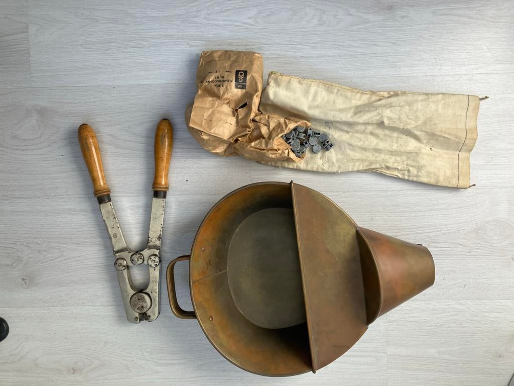 Oude zakkenvuller met tang, zegels en zakjes Javasche Bank, Ophalen