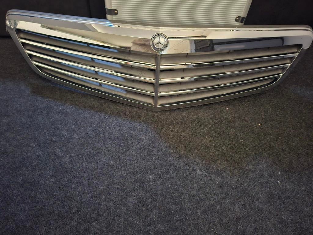 Mercedes grill, Ophalen