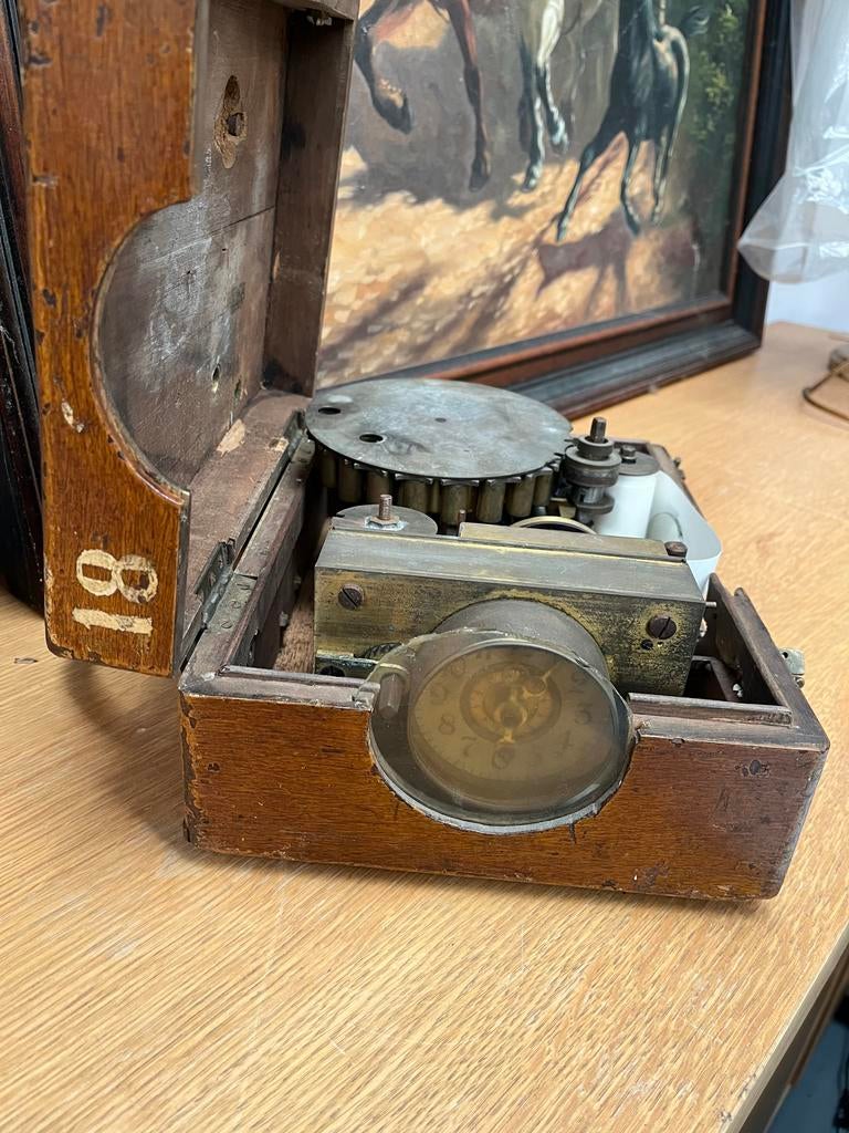 Oude houten klok met nummer 18, Antiek en Kunst, Ophalen of Verzenden