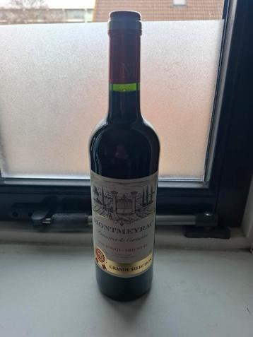 Fles rode wijn beschikbaar voor biedingen