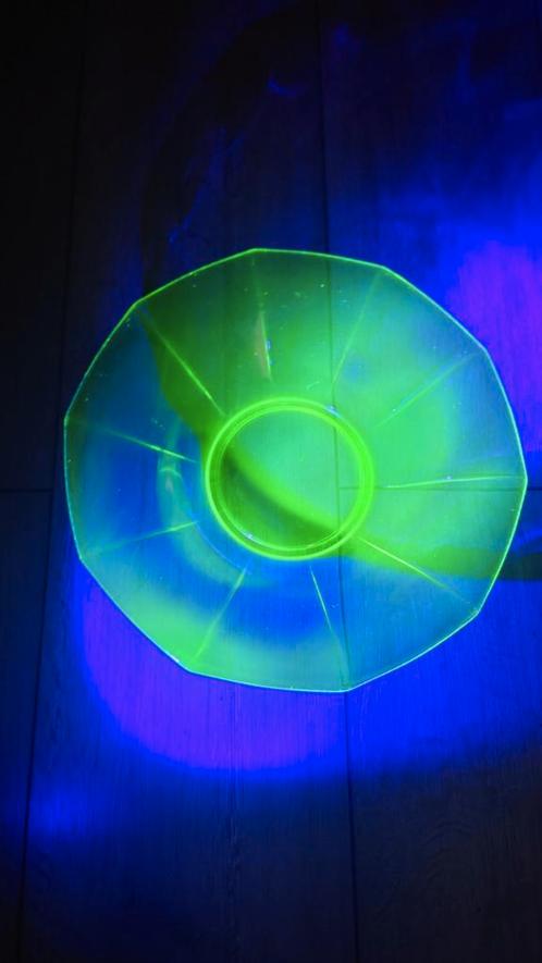 Grote uranium schaal annagroen, Antiek en Kunst, Antiek | Glas en Kristal, Ophalen of Verzenden