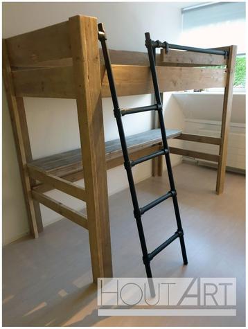 Hoogslaper steigerhout met ZWARTE steigerbuistrap beschikbaar voor biedingen
