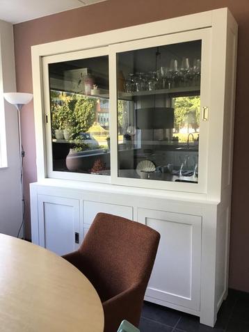 Witte Buffetkast/Servieskast met Glasdeuren beschikbaar voor biedingen
