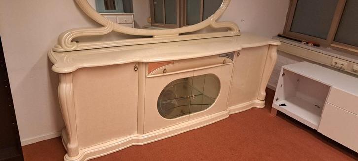 Crème hoogglans dressoir met spiegel (Romantisch/klassiek), Huis en Inrichting, Kasten | Dressoirs, Zo goed als nieuw, 150 tot 200 cm