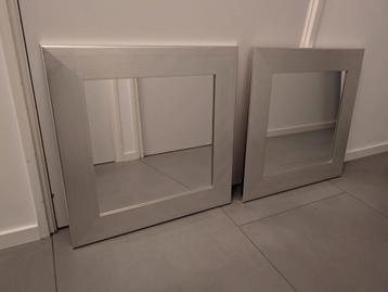 Twee zilver houten vierkante spiegels beschikbaar voor biedingen