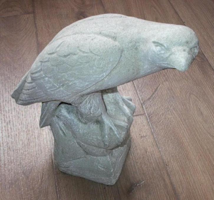 Mooie betonnen roofvogel voor in de tuin, Tuin en Terras, Tuinbeelden, Zo goed als nieuw, Dierenbeeld, Beton, Ophalen of Verzenden