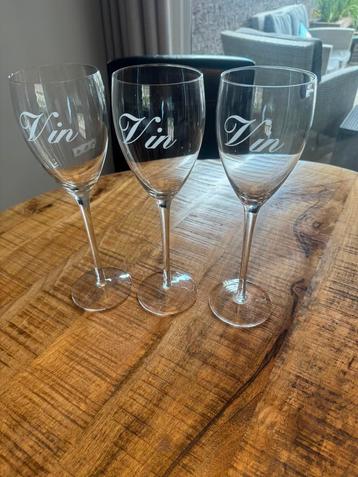 3 grote wijnglazen van Rivièra Maison. beschikbaar voor biedingen