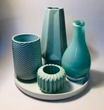 Vier blauwe vaasjes, glas en keramiek, op porseleinen bord, Minder dan 50 cm, Verzenden, Blauw, Glas